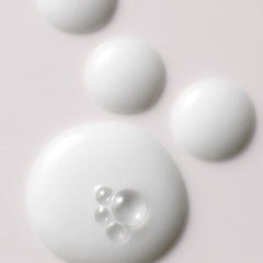 Textura cremosa de Kristin Ess Aceite Leche para suavizar puntas.