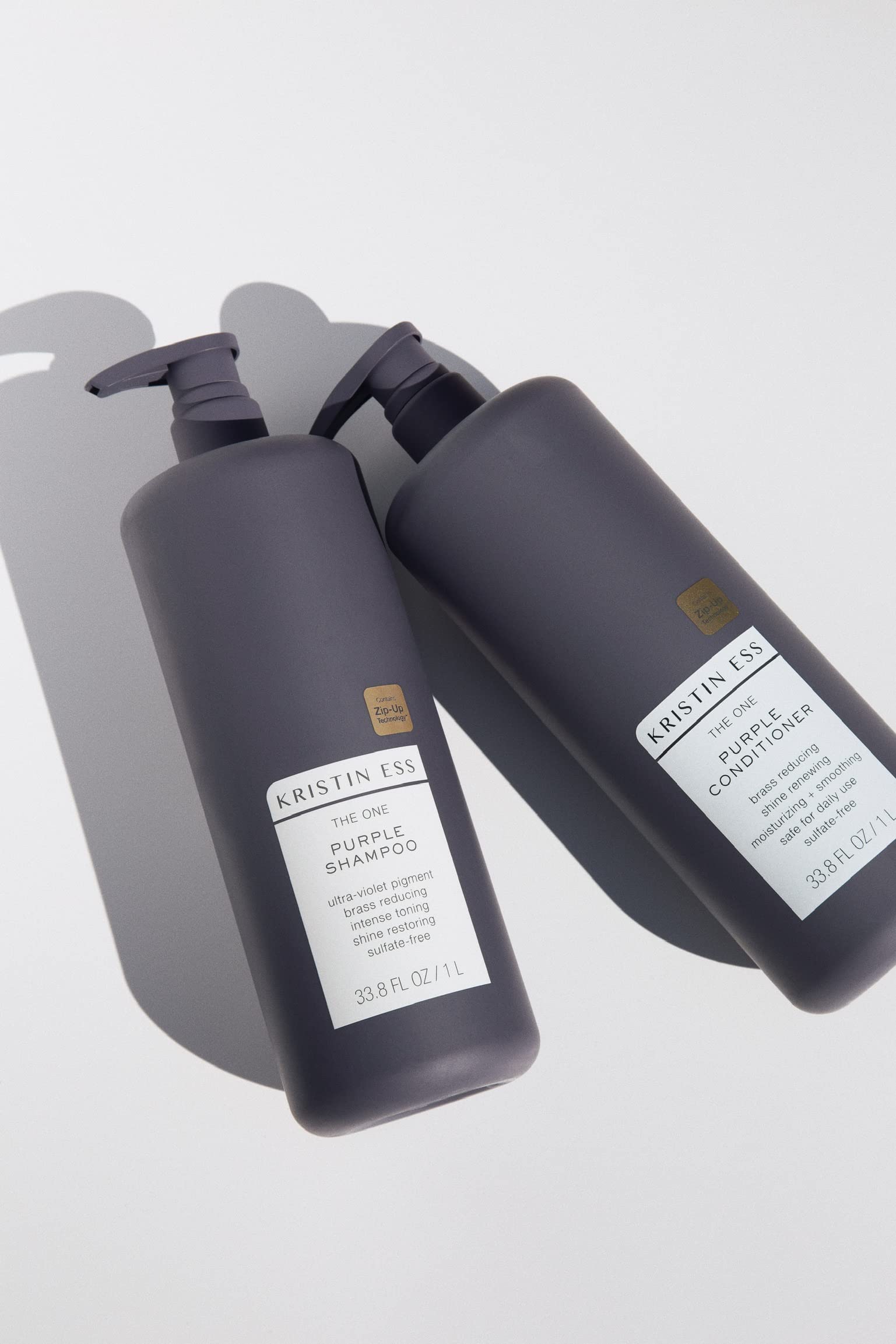 Kristin Ess The One Purple Conditioner, aplicación suave para cabello rubio teñido o natural.