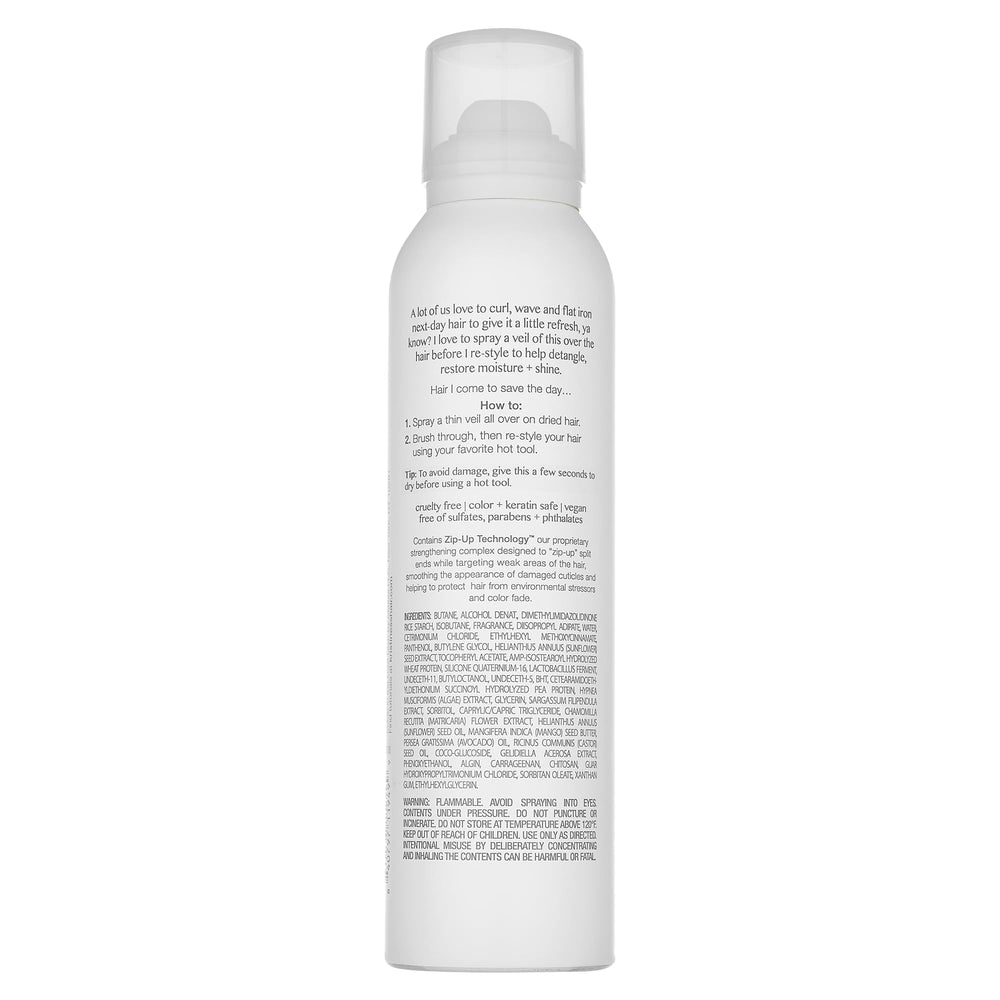 Aplicación del bálsamo Kristin Ess en cabello dañado
