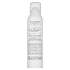 Aplicación del bálsamo Kristin Ess en cabello dañado