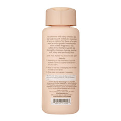 Shampoo Kristin Ess sin sulfatos: espuma suave en primer plano.