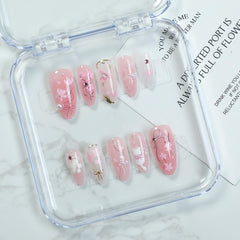 KRTBKR uñas postizas perlas y rocío dorado para look festivo