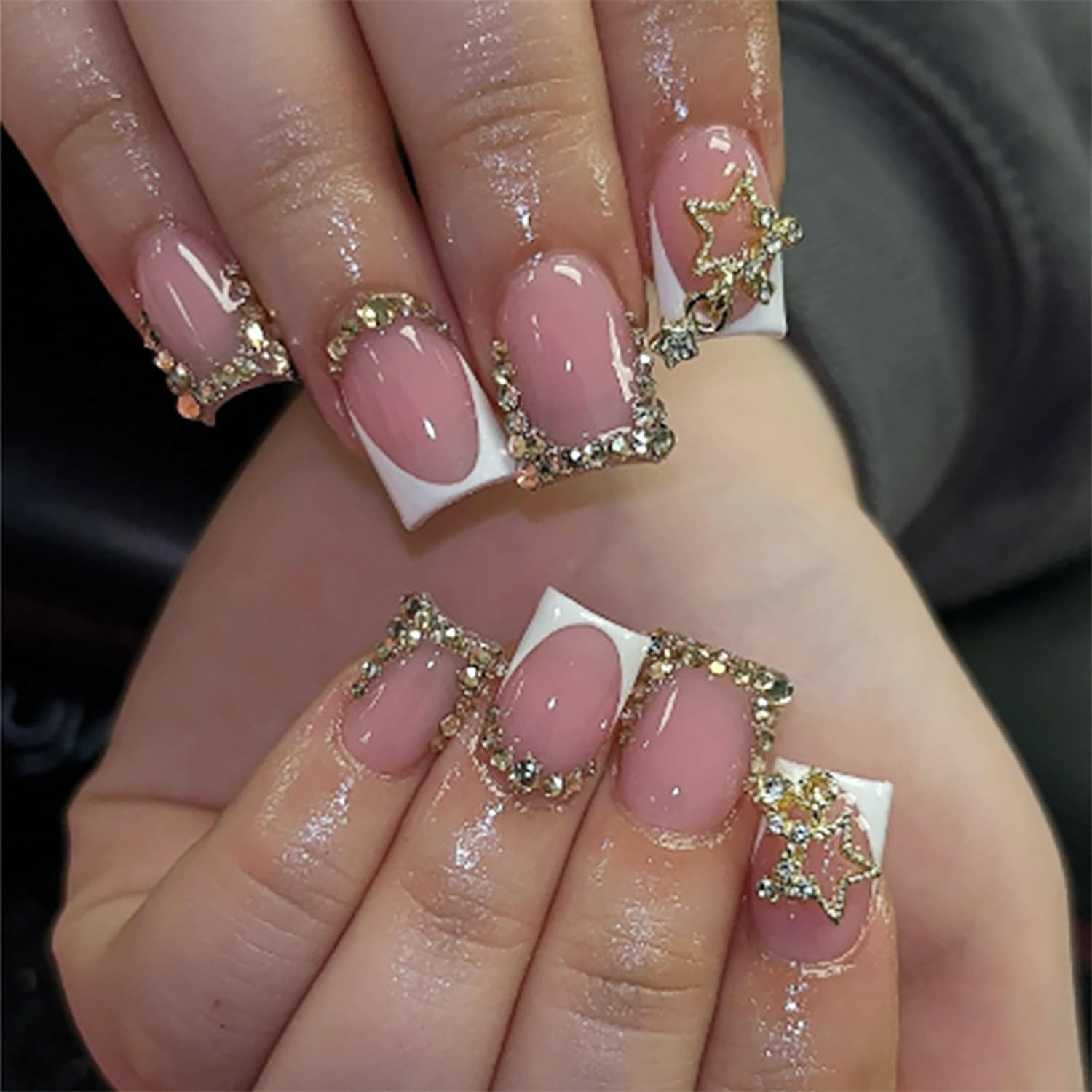 KRTBKR Uñas postizas doradas con diseño francés y corte corto para uso diario.