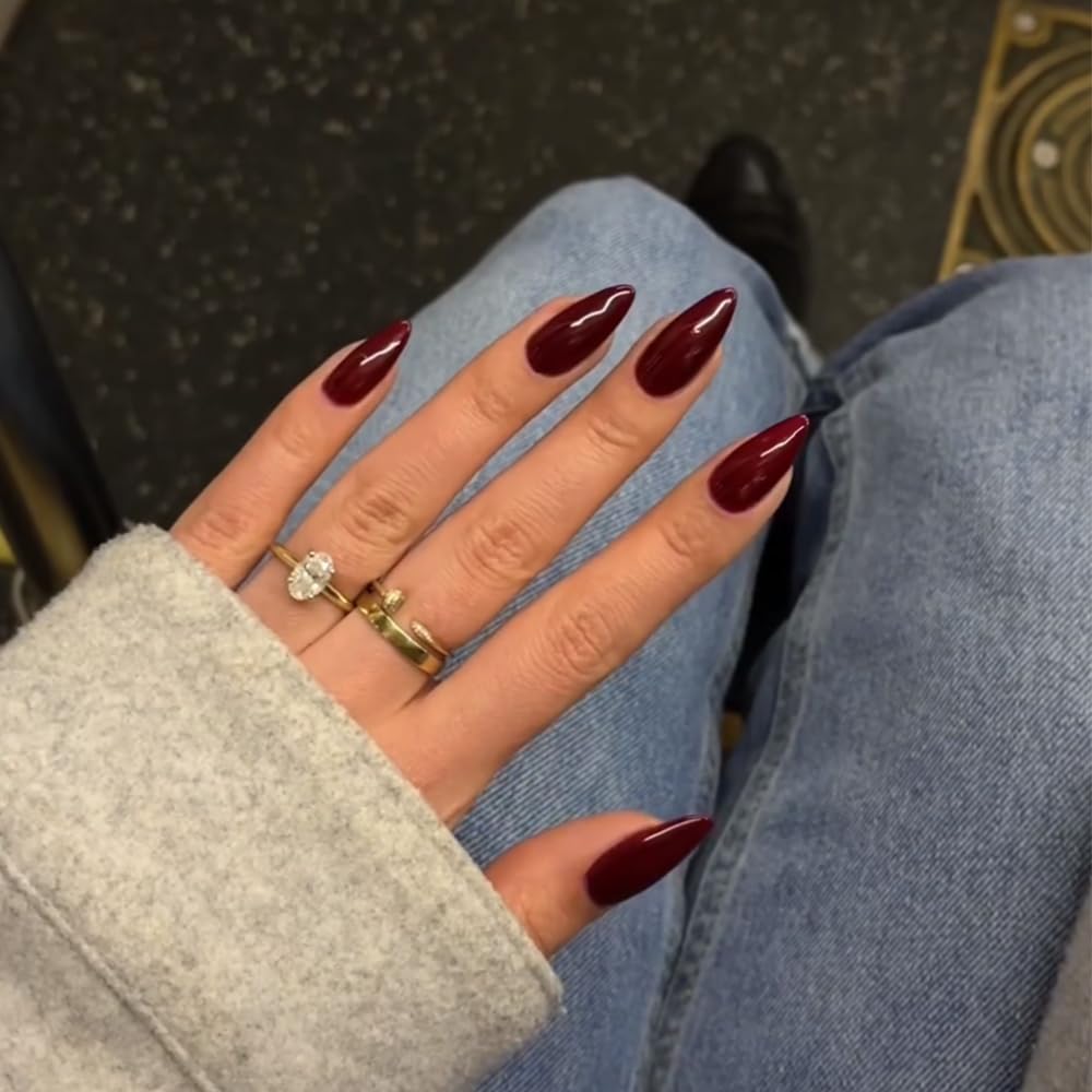 Uñas KXAMELIE almendra con acabado gel en tono burdeos, aspecto natural