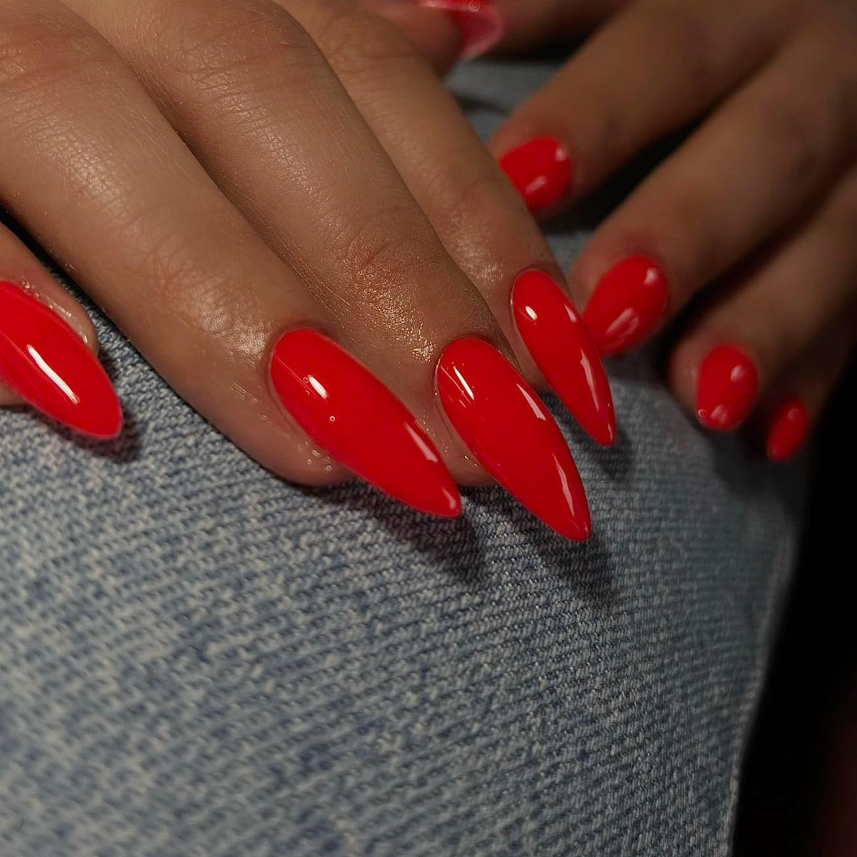 Uñas KXAMELIE pegables almendra naranja-rojo, estilo rápido para uso diario.