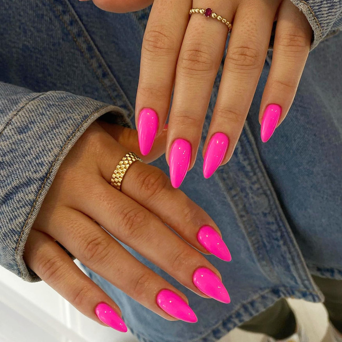 Uñas postizas KXAMELIE en almendra rosadas neon, detalle de acabado suave