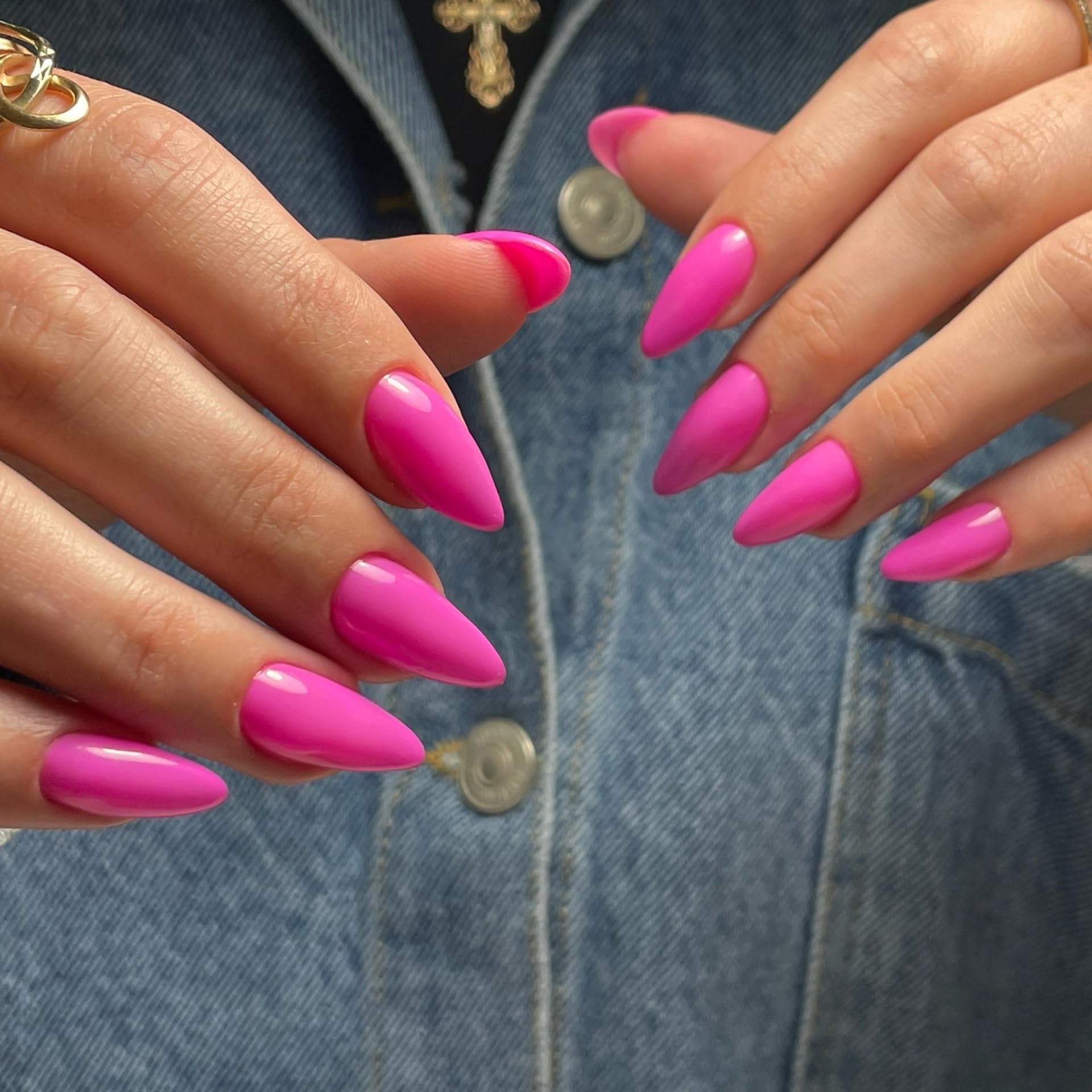 Uñas postizas KXAMELIE en almendra rosadas neon, vista de aplicación media