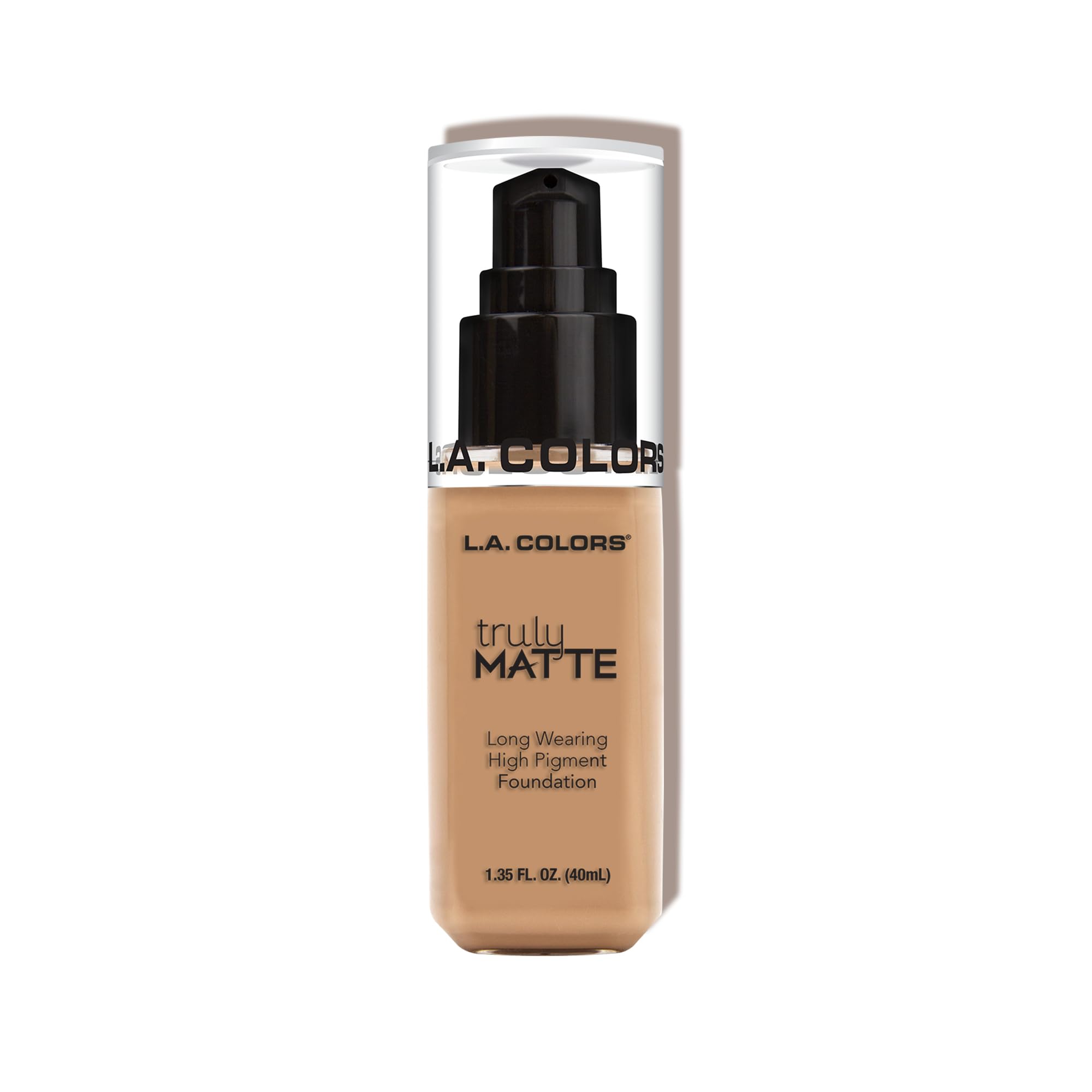 Aplicación líquida de L.A. COLORS Truly Matte Foundation ofrece cobertura construible y sin brillos.