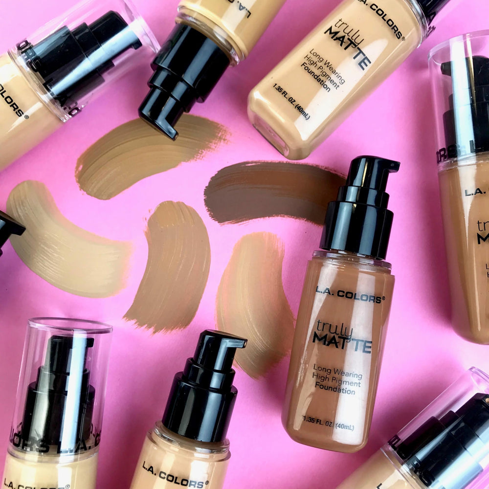 Control del brillo con L.A. COLORS Truly Matte Foundation para un aspecto pulido durante el día.