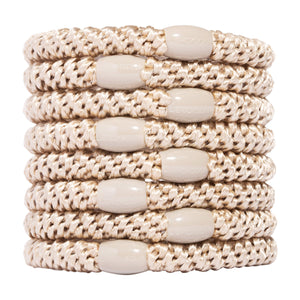 Coleteros L. Erickson beige claro para peinados suaves y neutrales.