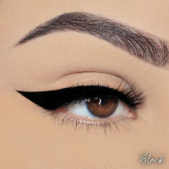 Delineador fieltro negro CLE823 de L.A. COLORS facilita una aplicación suave y controlada.