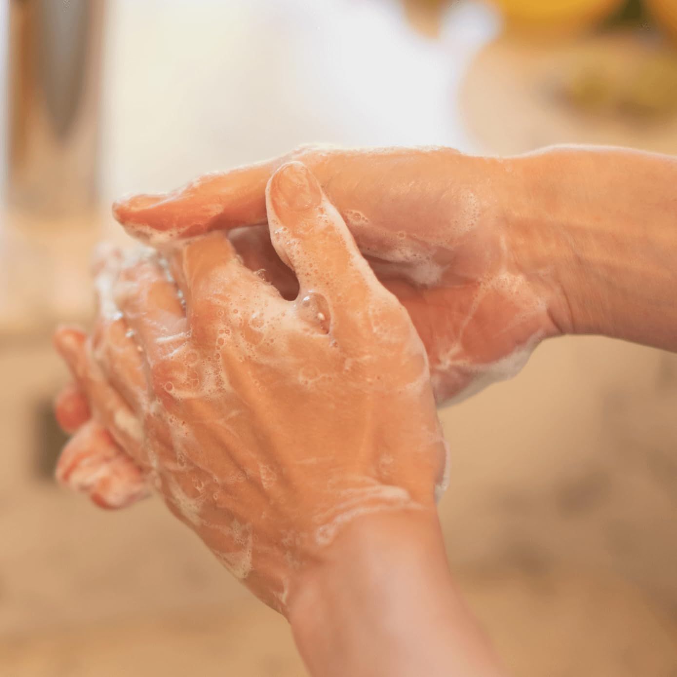 La Compagnie de Provence escena de baño con lavado de manos aromático