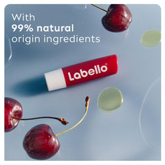 Labello Cereza, coloración brillante, deja un sutil tono cereza con acabado lustroso