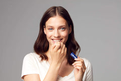 Aplicación del bálsamo Labello Original en labios para hidratación ligera