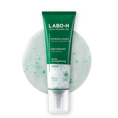 LABO-H exfoliante capilar: vertido desde la botella para aplicar y preparar el cuero cabelludo.