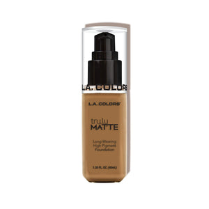 Base Lacolors mate líquida se fusiona con la piel para un acabado natural