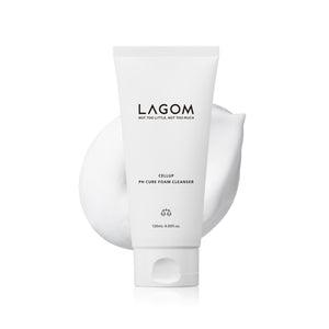 LAGOM Cellup pH Cure: vertido de la botella con espuma suave para piel sensible.