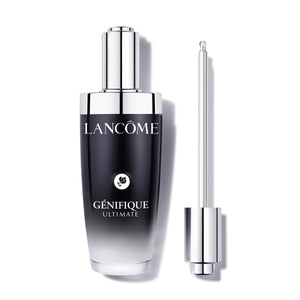 Lancôme Génifique, botella en primer plano, promueve hidratación suave.