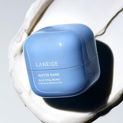 LANEIGE Water Bank Blue Hyaluronic Mini en palma, aplicación suave en rostro.