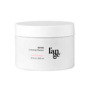 L'ANGE HAIR Rehab Hidratante Mascarilla vertiendo la botella para hidratación profunda.