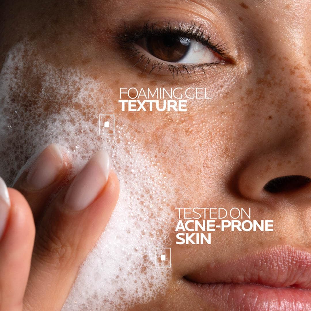 Textura gel clara de Effaclar, sensación limpia al aplicar.
