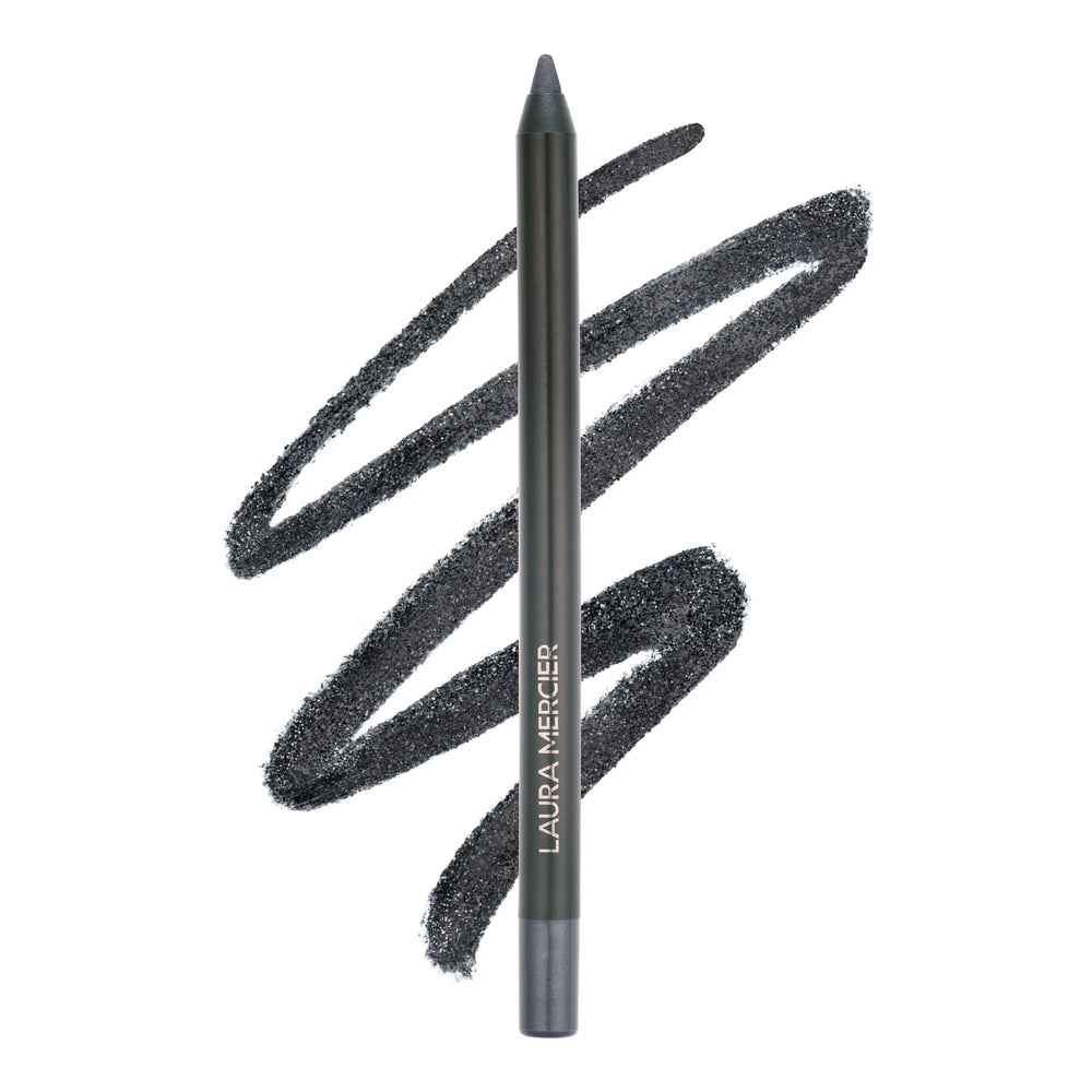 Laura Mercier Caviar Tightline presenta un lápiz crema para delinear la línea de pestañas con precisión.