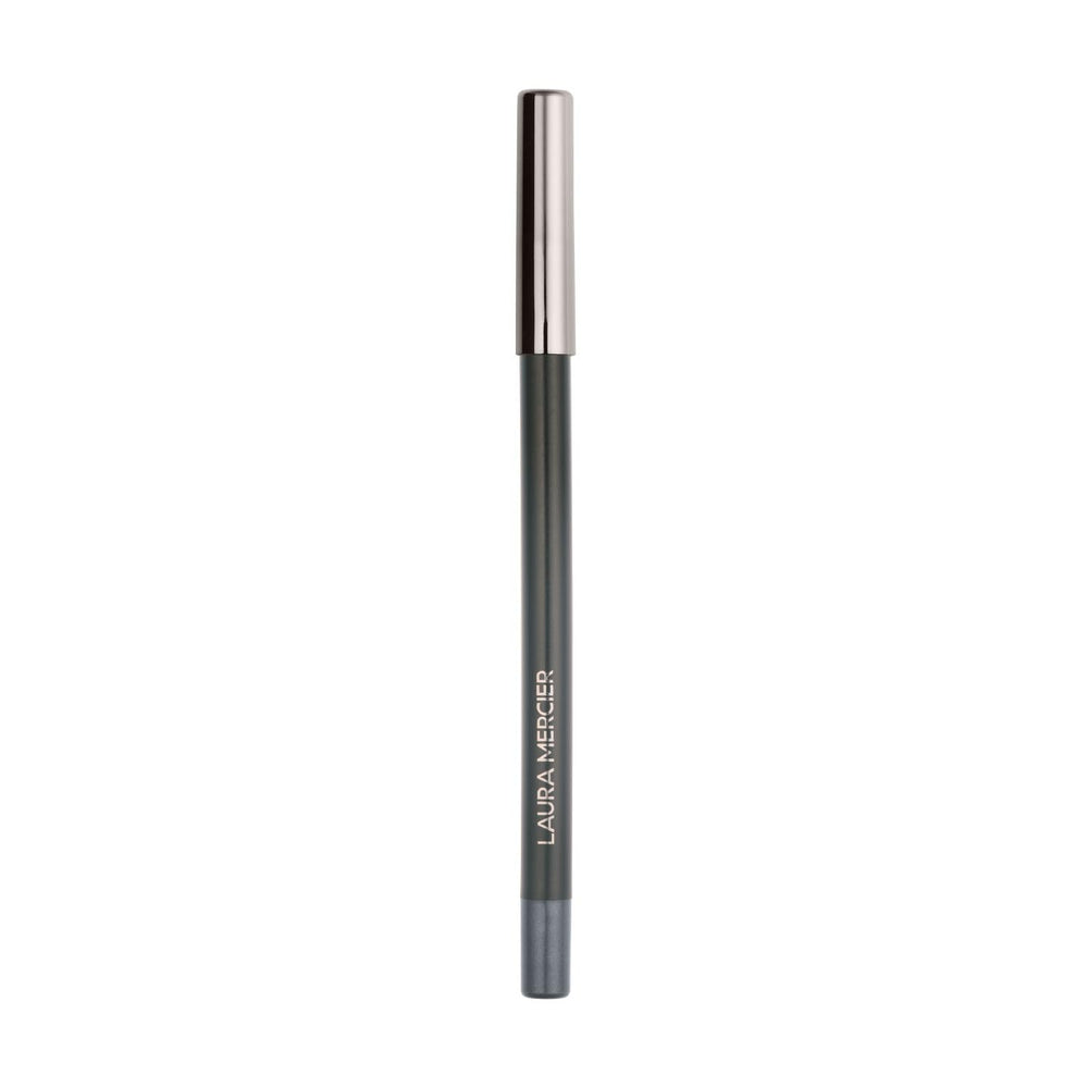 Aspecto ahumado suave y definido con Laura Mercier Caviar Tightline.