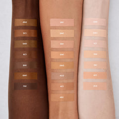 Cobertura media ajustable del Corrector Sérum de Laura Mercier para imperfecciones.