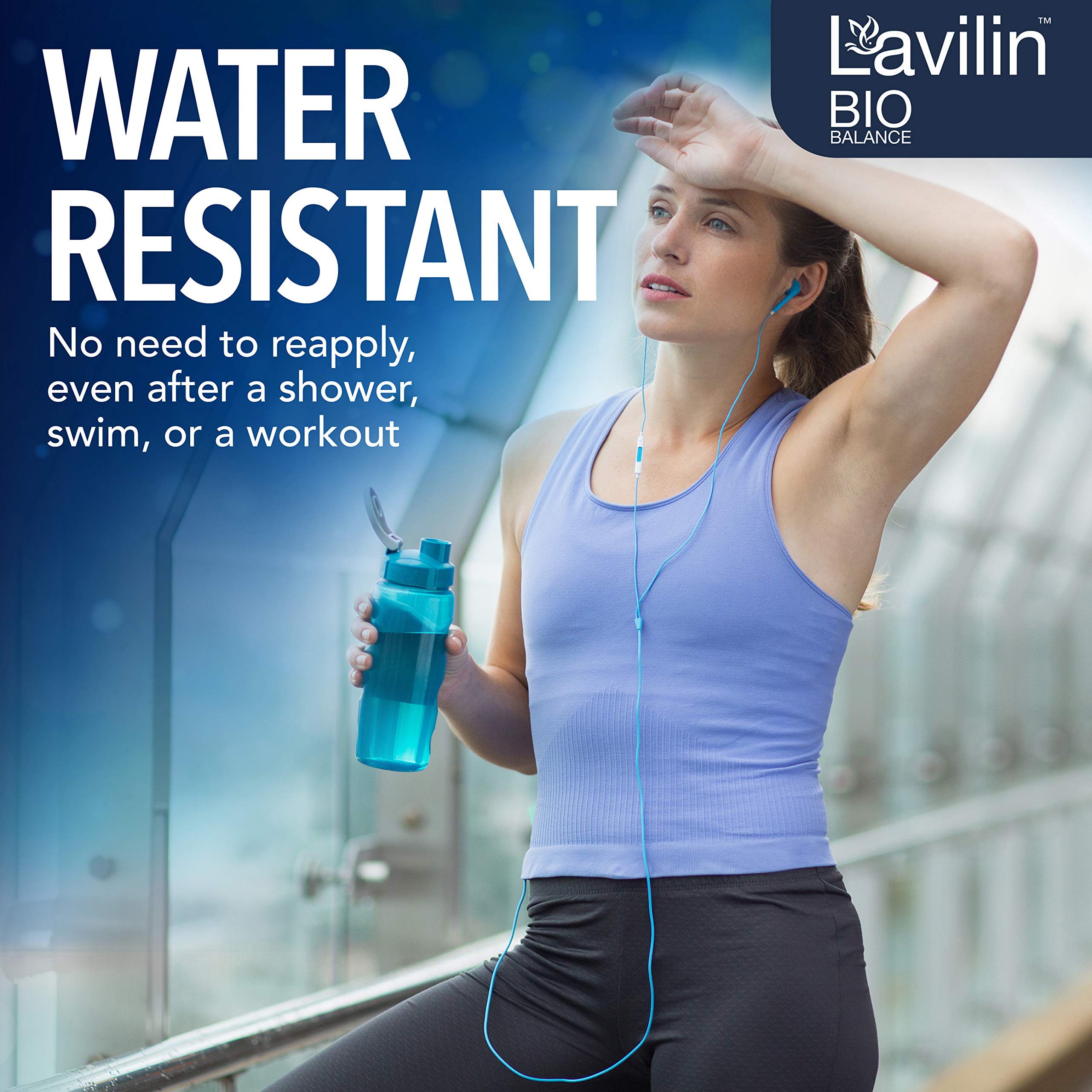 Aplicación de desodorante resistente al agua tras ducha o entrenamiento.