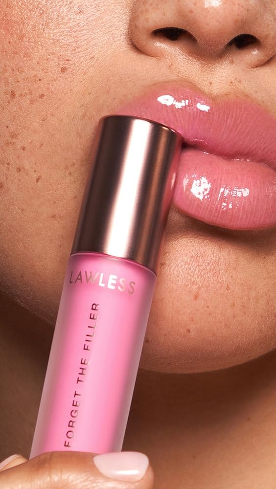 Lawless brillo labial: demostración de aplicación suave para un look pulido.