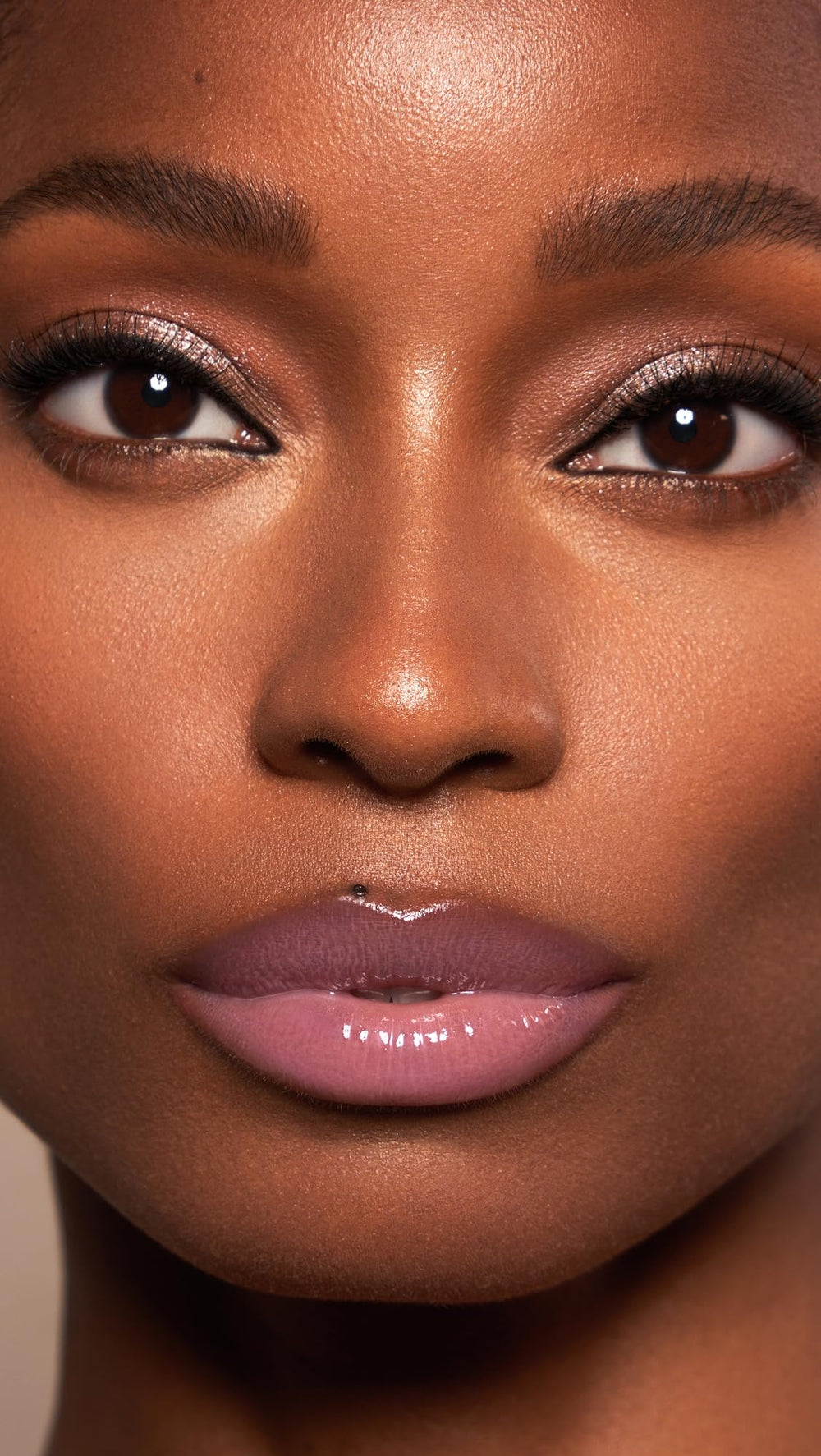 Lawless ingredientes naturales: nutrición e hidratación para labios saludables.