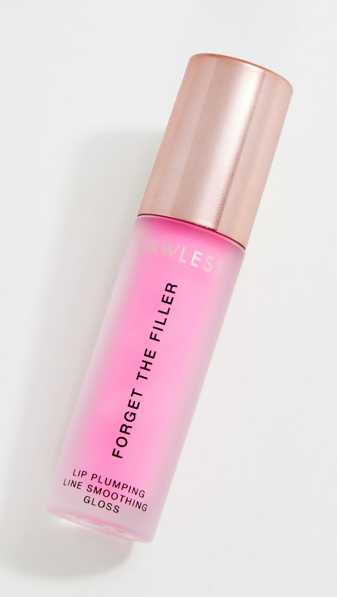 Lawless olvida el relleno labial: textura brillante para un brillo duradero.