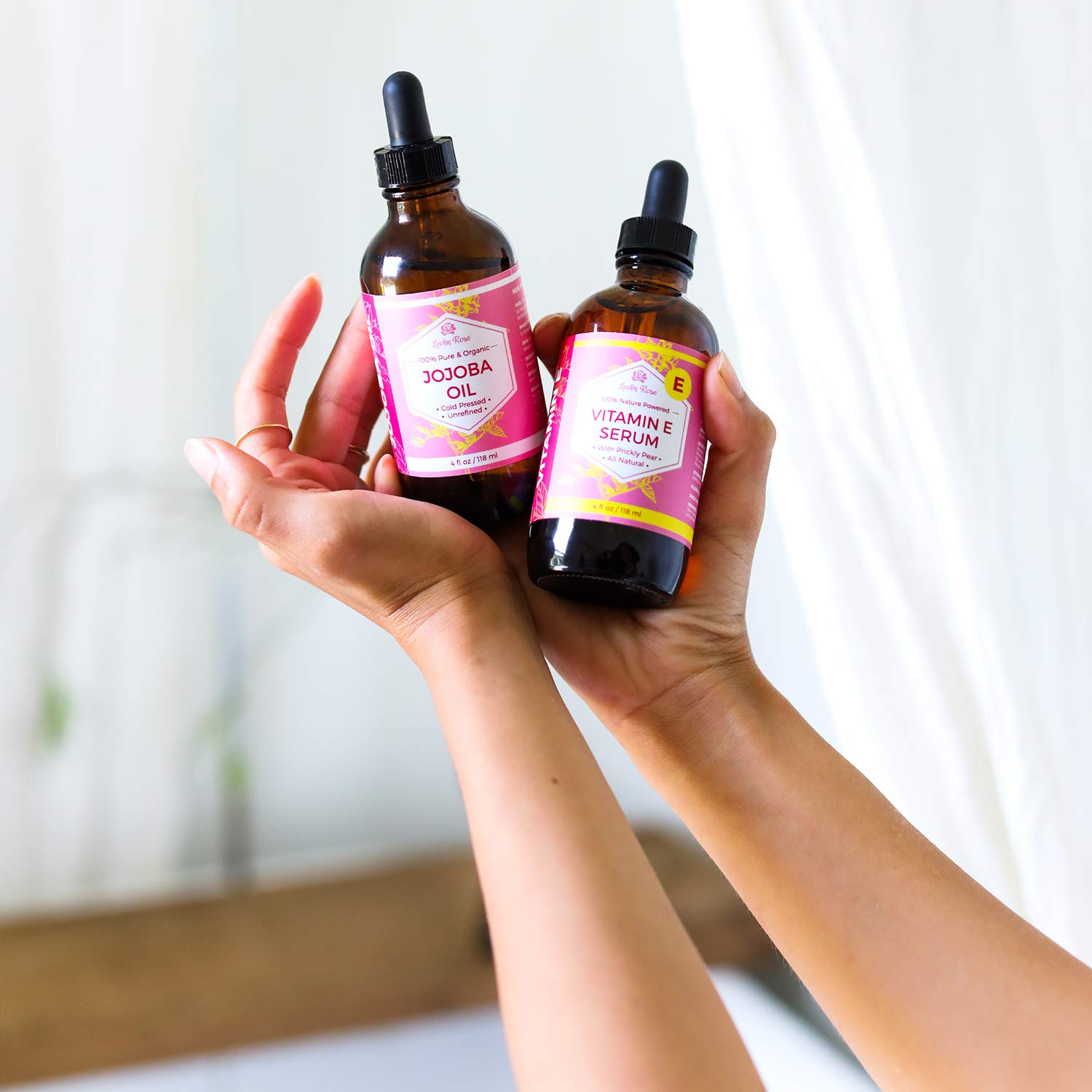 Leven Rose Serum Textura cremosa y aceitosa hidrata cuerpo y piel.