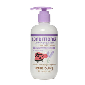 Little Twig acondicionador desenredante vertiendo desde la botella para cabello suave