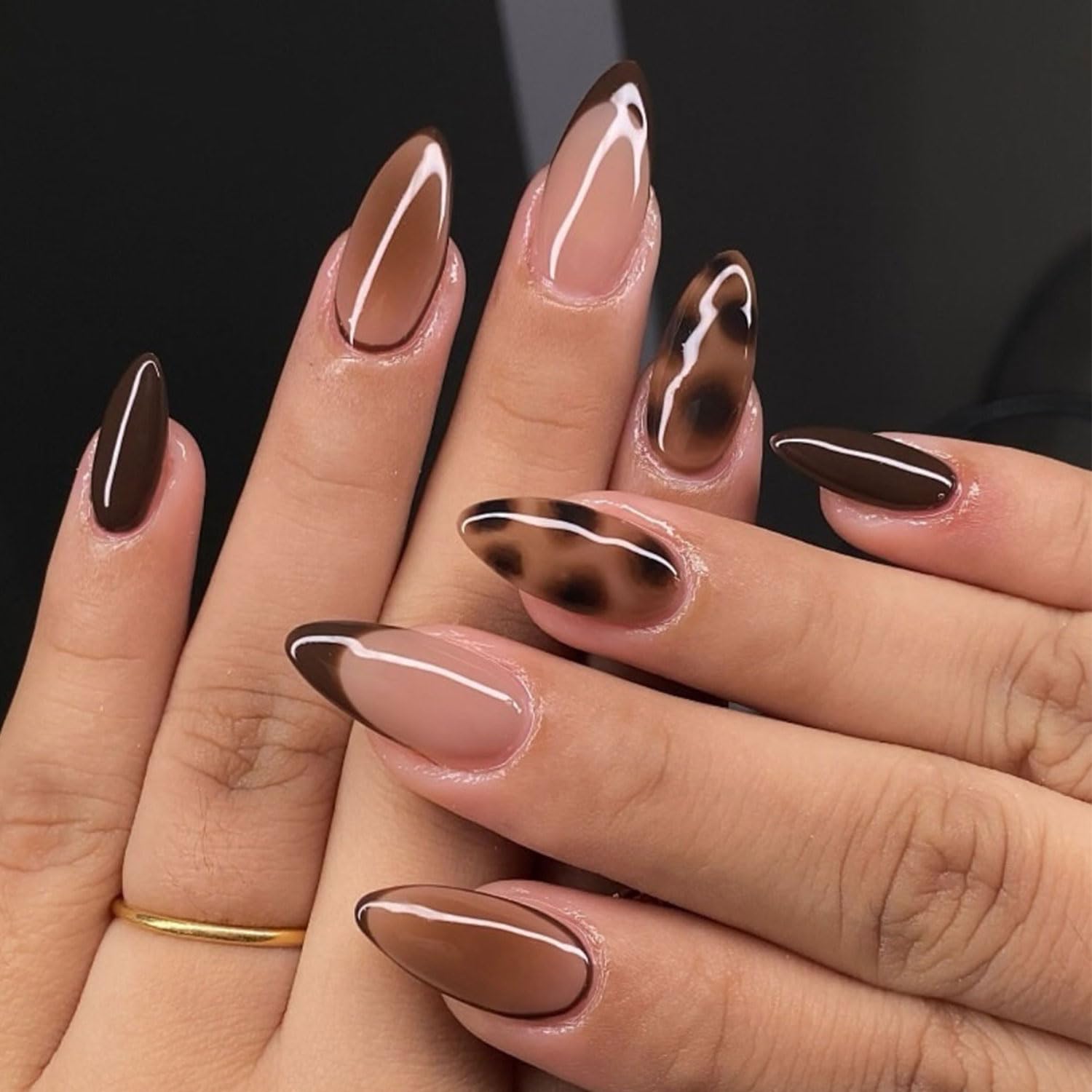 Lnulyaciy uñas adheridas en almendra marrón con leopardo, acabado brillante para look sofisticado.