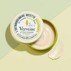 Aplicación suave del desodorante Verbena de L'Occitane.