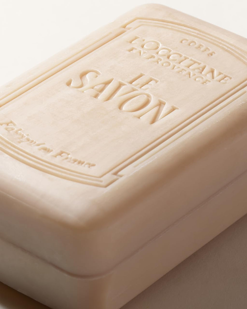 Limpieza suave que cuida la piel sensible con L'Occitane.