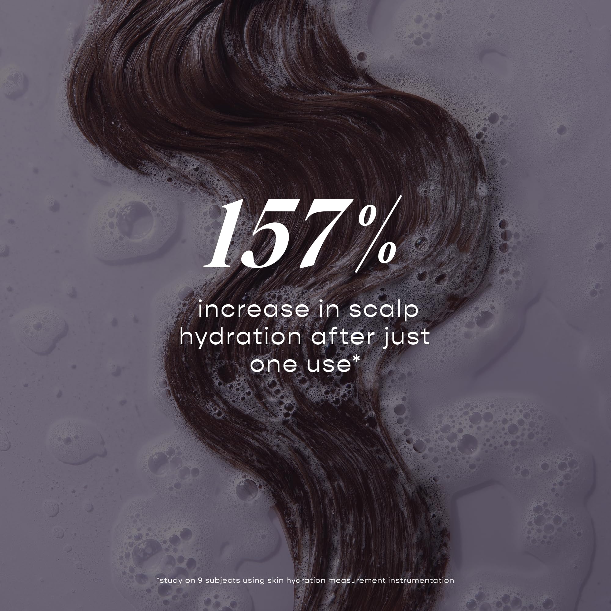 Lolavie Exfoliate & Detox Champú textura espumosa: limpieza suave que revela cabello limpio.