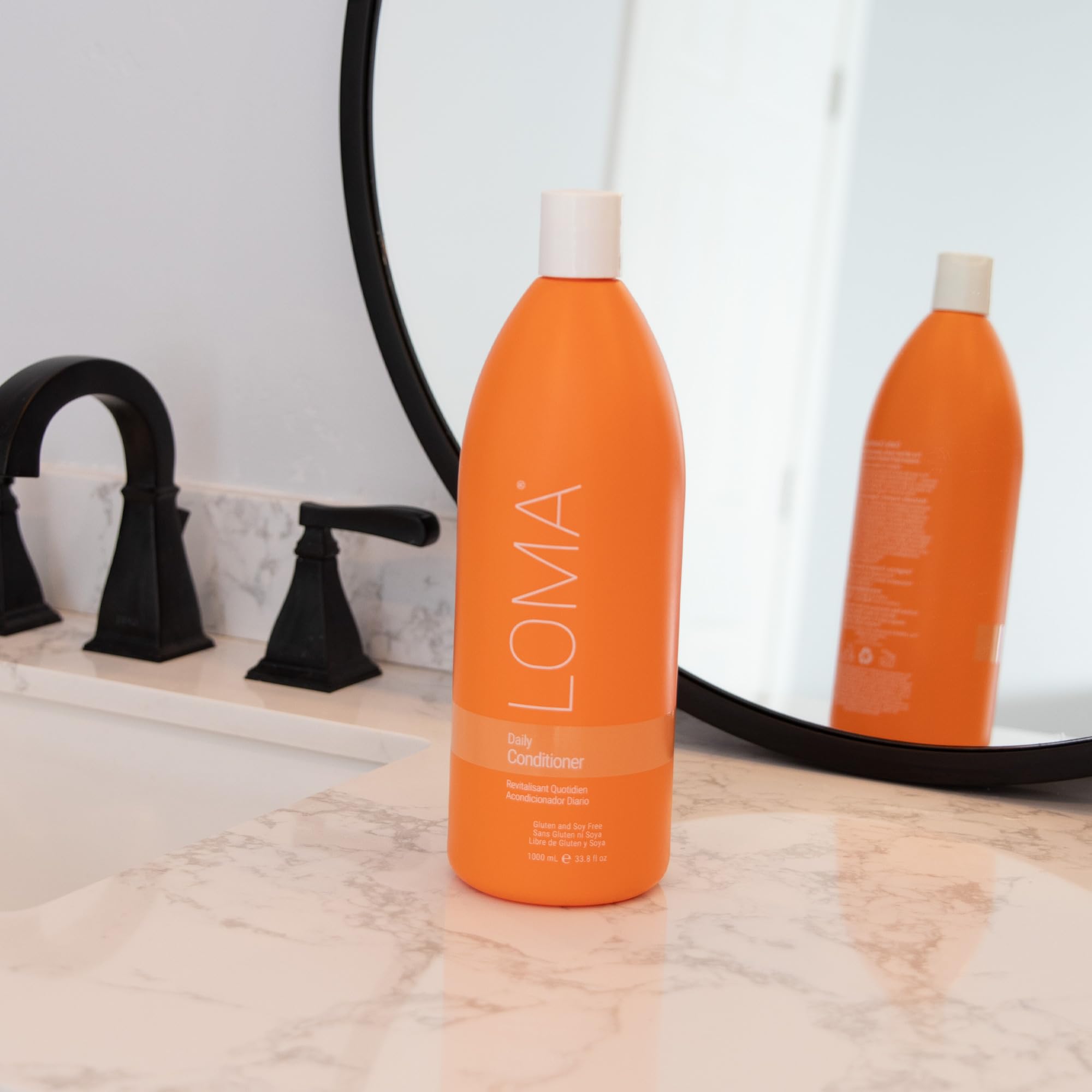 Loma Daily Conditioner, cabello en uso, mejora la manejabilidad y el brillo.