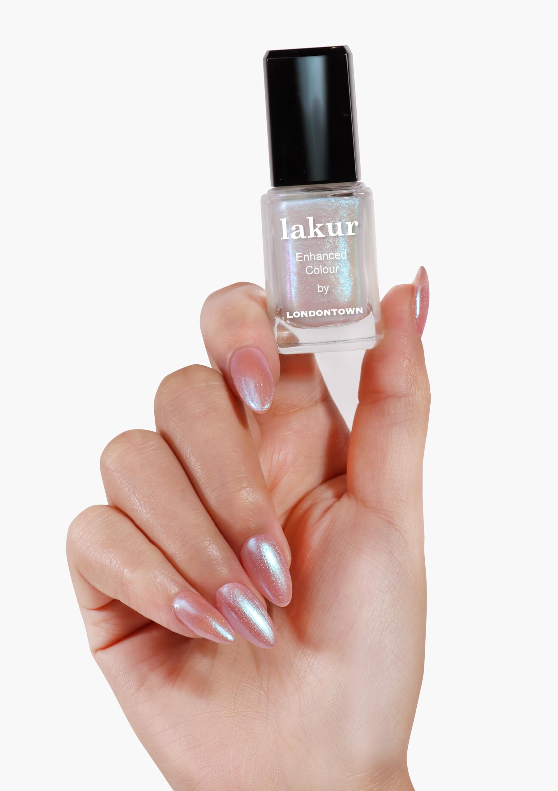 La luz realza el cromado con Lakur Chrome Glaze para un look futurista