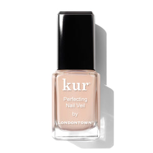 LONDONTOWN Nail Veil en tono apricot-beige sobre uñas naturales, brillo sutil.