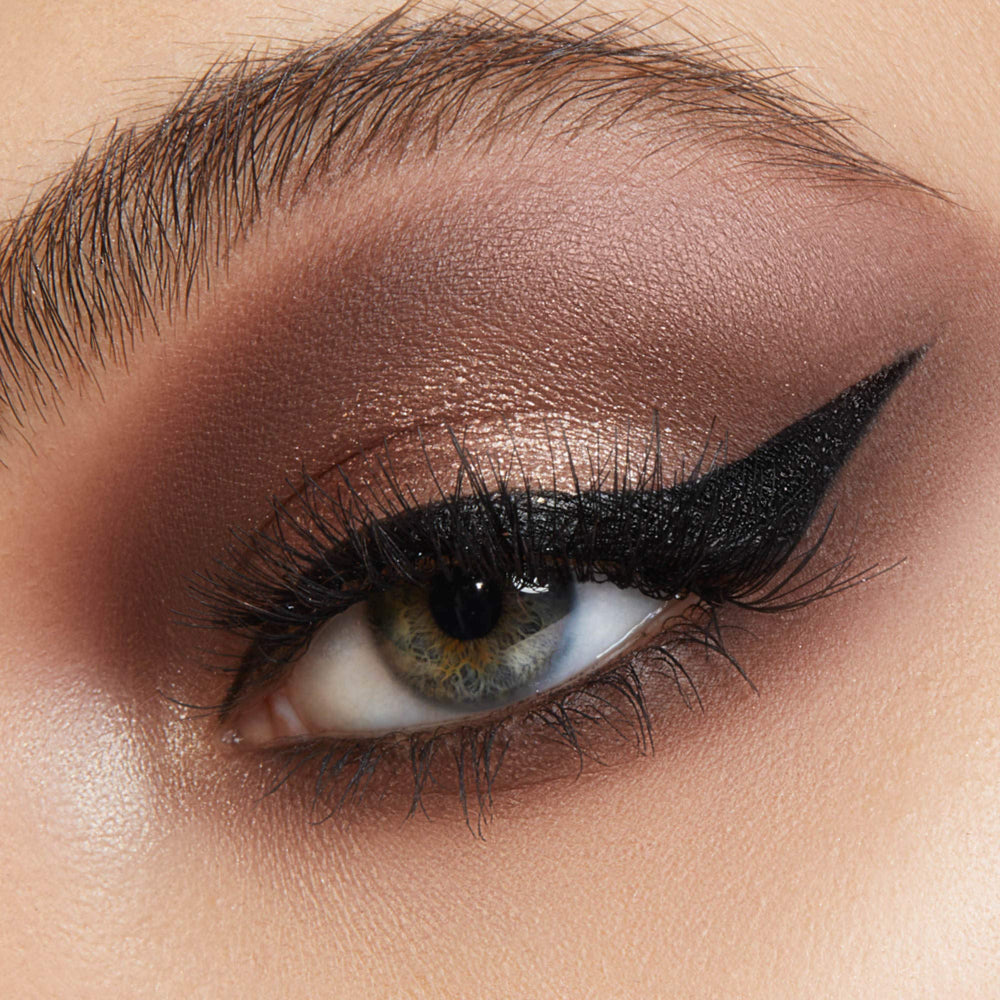 LORAC PRO Liquid Eyeliner delineado profesional con acabado limpio.