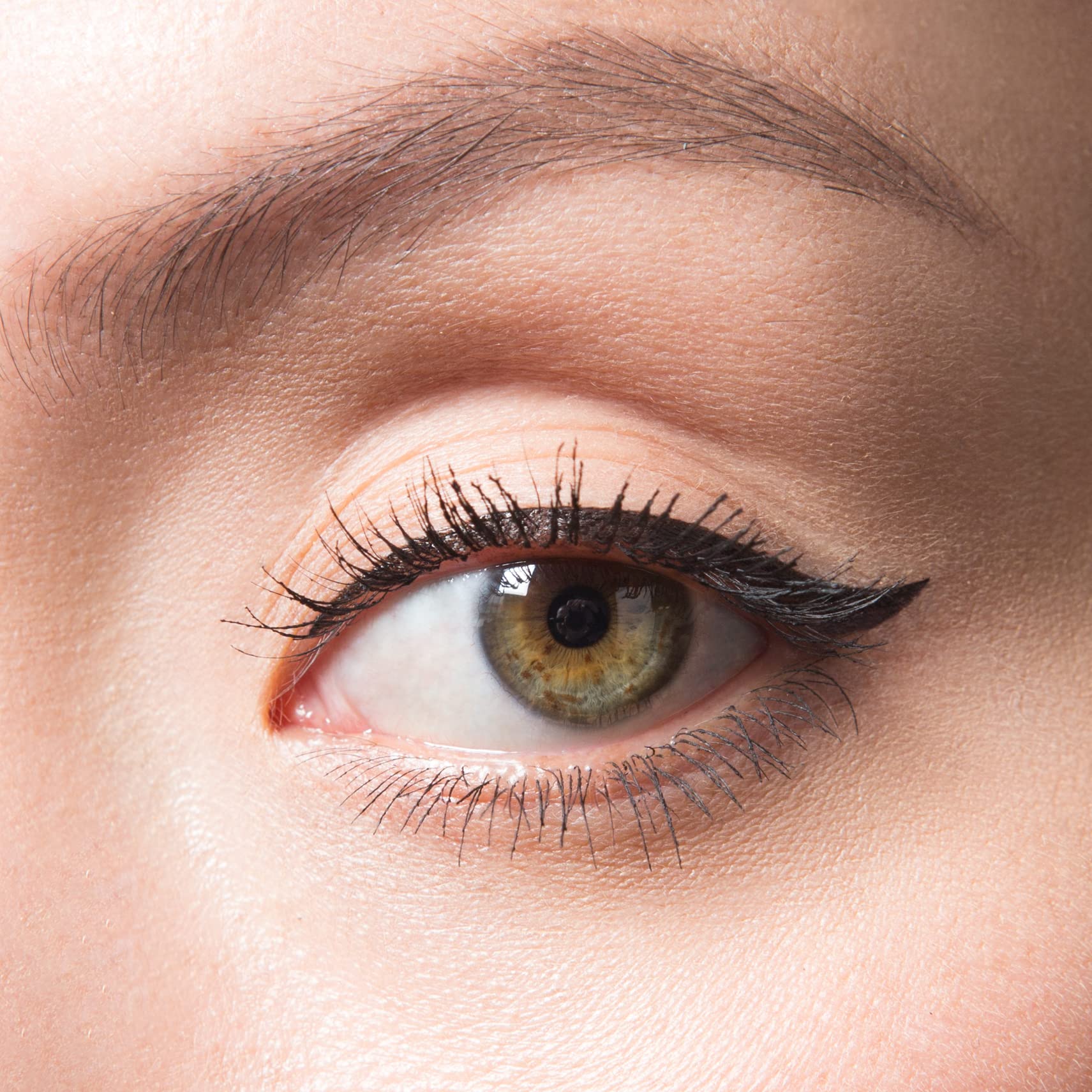 LORAC PRO Liquid Eyeliner ideal para uso diario y looks rápidos.