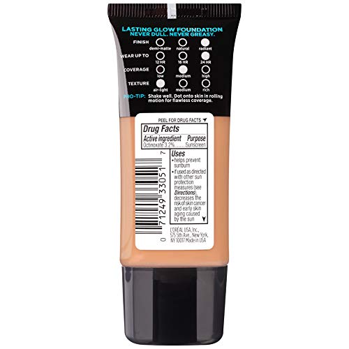 Textura cremosa de la base Infallible Pro Glow para una aplicación suave.