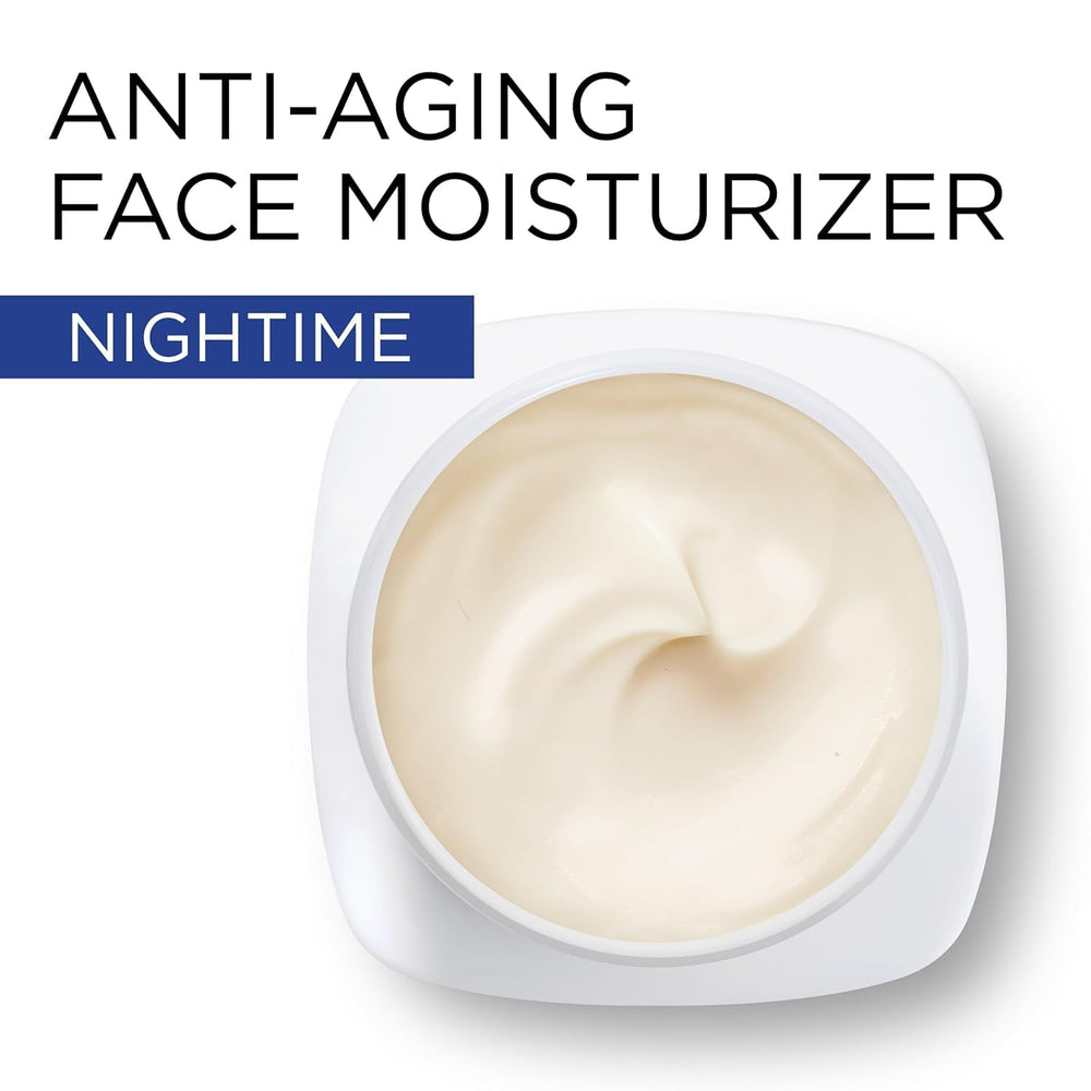 Aplicación suave de la crema nocturna RevitaLift para iniciar la rutina de cuidado.