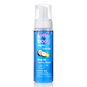 Lottabody Wrap Me Mousse en botella mostrando rizos definidos y brillo suave.