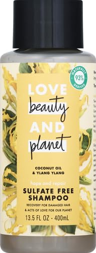 Aplicación en manos para distribuir Love Beauty and Planet en el cabello