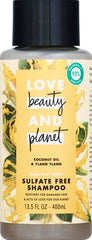 Aplicación en manos para distribuir Love Beauty and Planet en el cabello