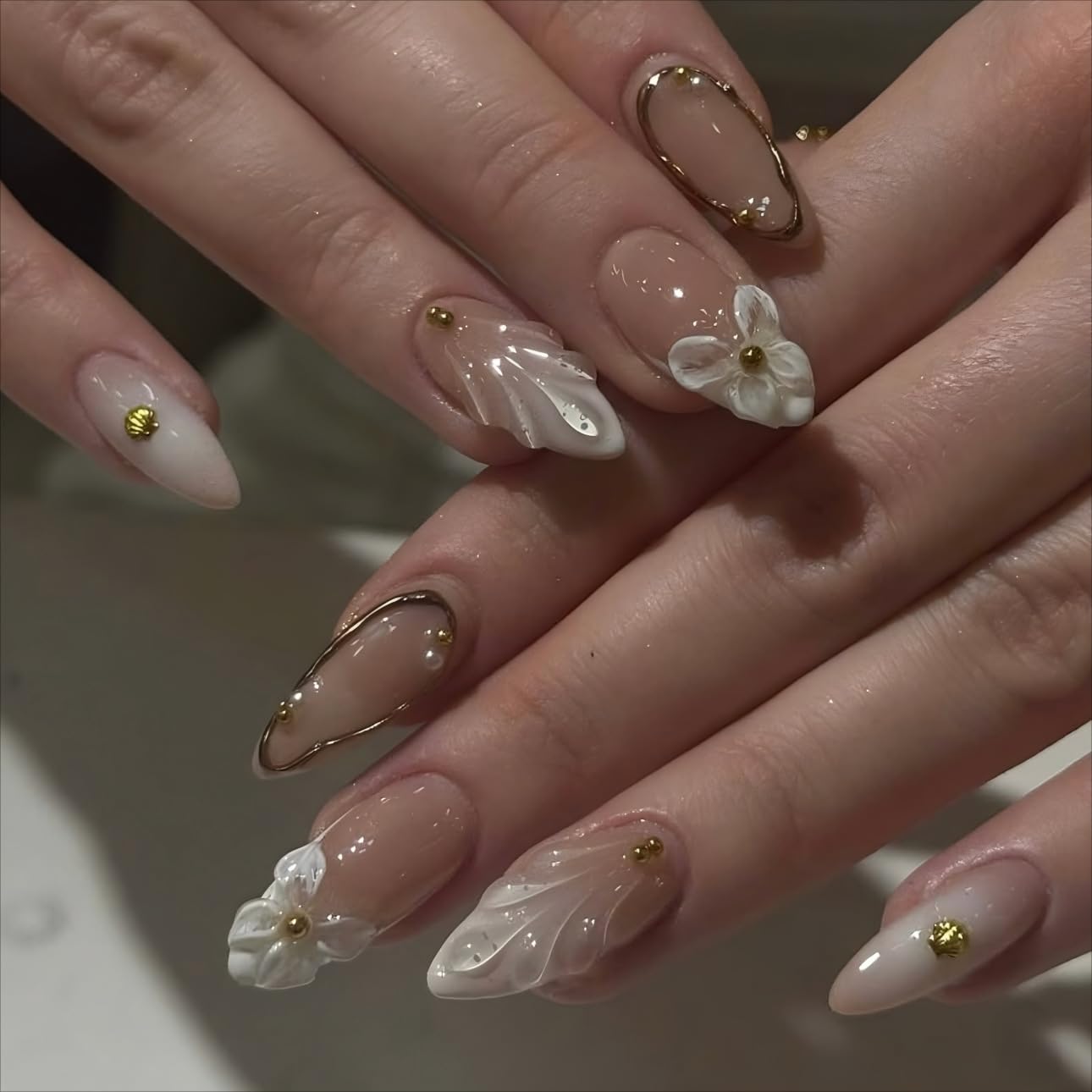 Uñas LPOODDNU almond con punta francesa blanca, look elegante para ocasiones especiales.