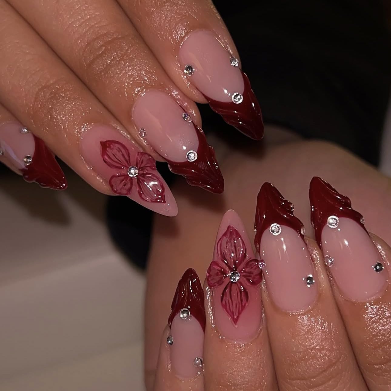 Uñas LPOODDNU Francesa Roja en almendra con 3D diamantes para un look elegante